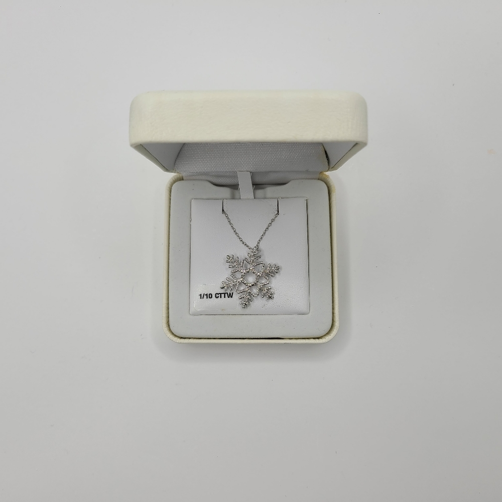 Sterling Silver 1/10 CT TW Diamond Snowflake Pendant Necklace